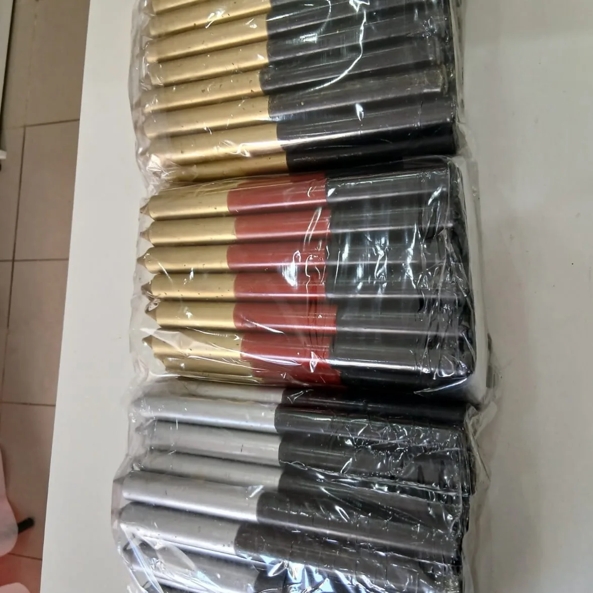 Velas palito especiais: preto e dourado, preto e prata, tricolor